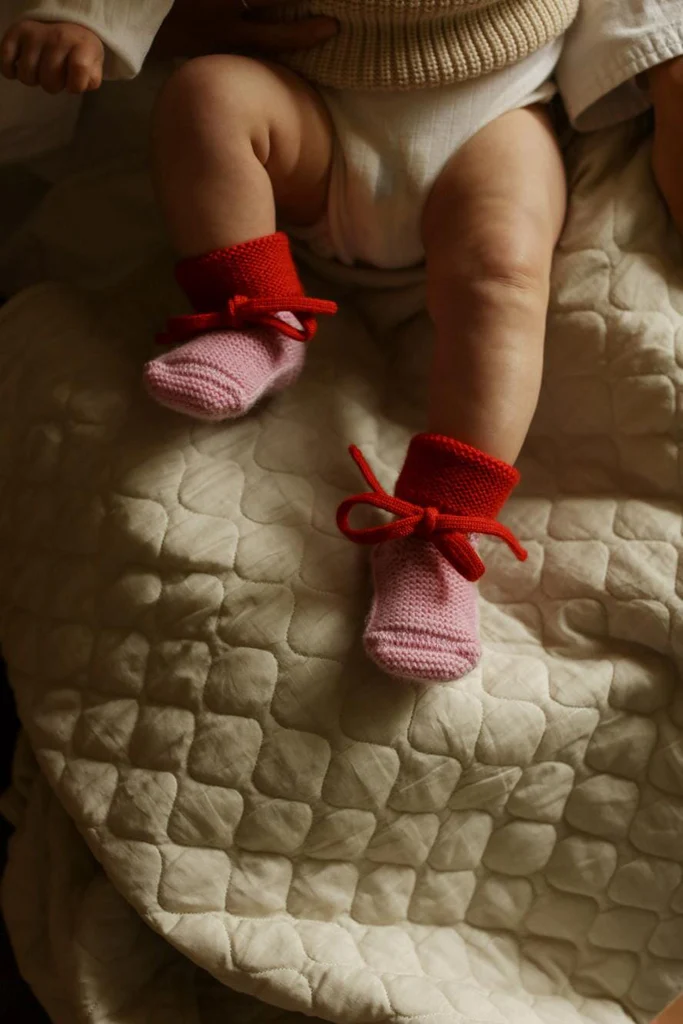 Hvid slofjes - cotton candy / red