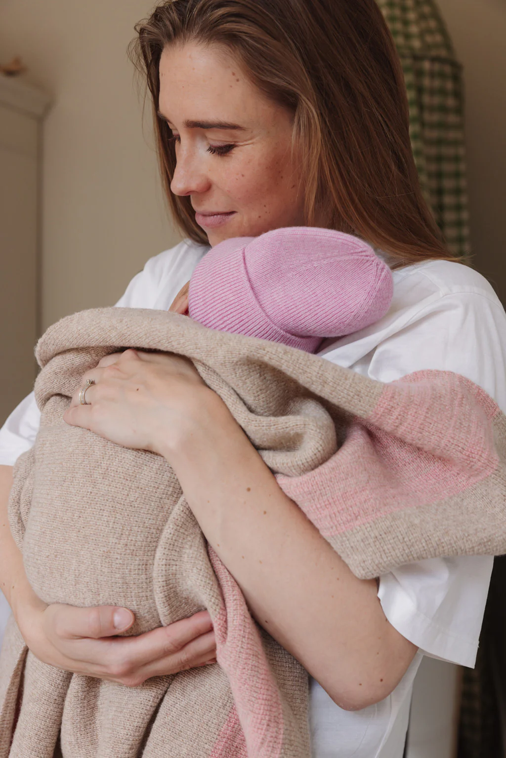 Hvid fonzie beanie newborn - cotton candy - Afbeelding 4